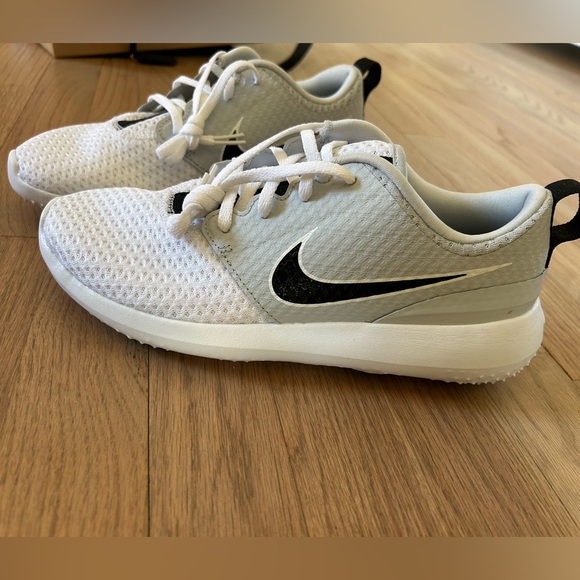 Nike Shoes - Nike golf sneakers